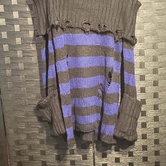 Sapphire Hooded Knit Sweater - Picture 2 of 8